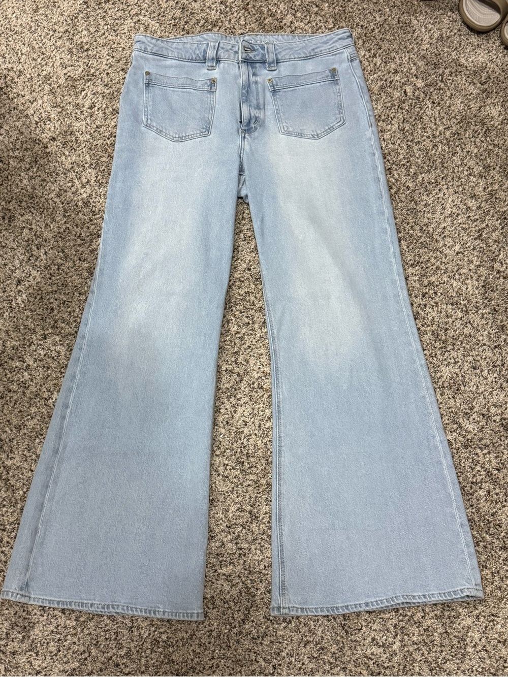 American Eagle Light Wash Flared High Rise Women’s Jeans